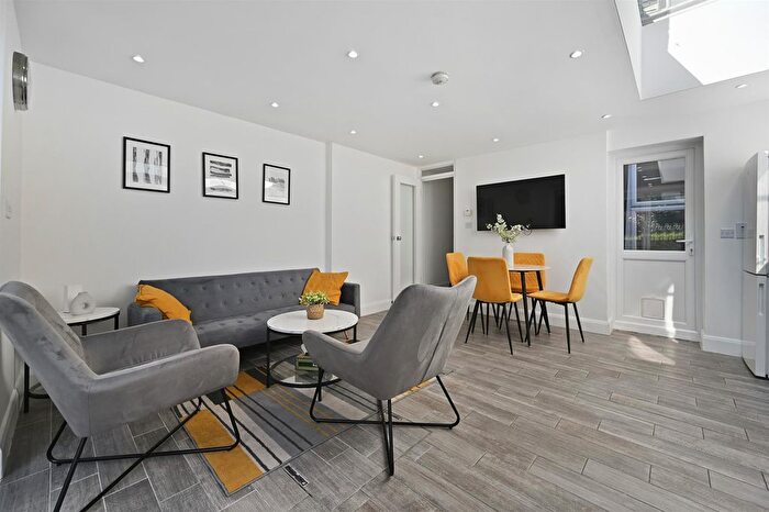 2 Bedroom Flat For Sale In Chaucer Road, London, W3