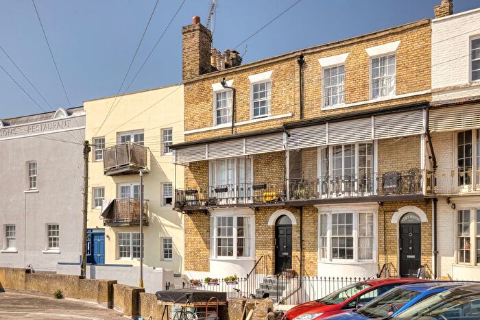 2 Bedroom Flat For Sale In Kent Terrace, Ramsgate, Kent, CT11