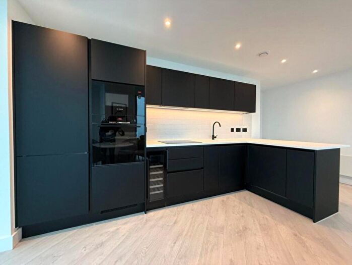 2 Bedroom Apartment To Rent In Vista River Tower, Trinity Way, Manchester, M3