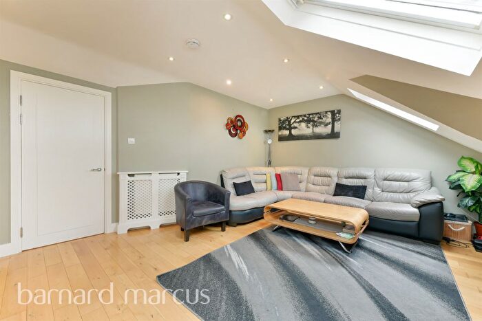 2 Bedroom Flat For Sale In Mitcham Road, London, SW17