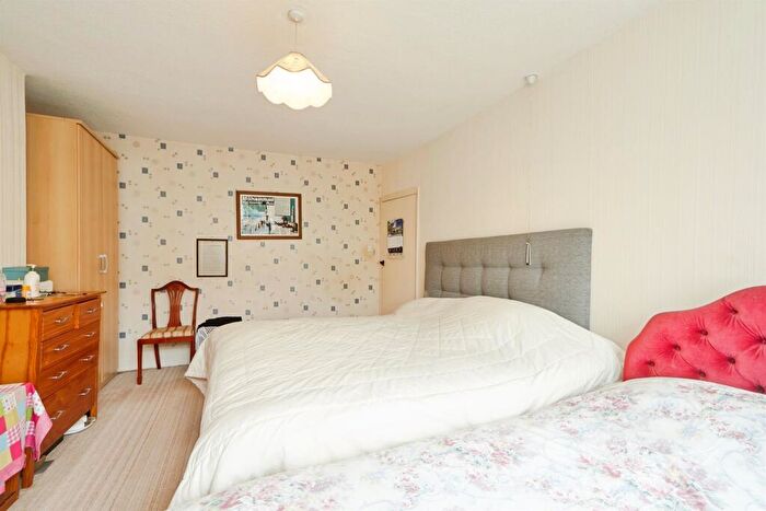5 Bedroom Semi-Detached House For Sale In Lindisfarne Road, Shipley, BD18