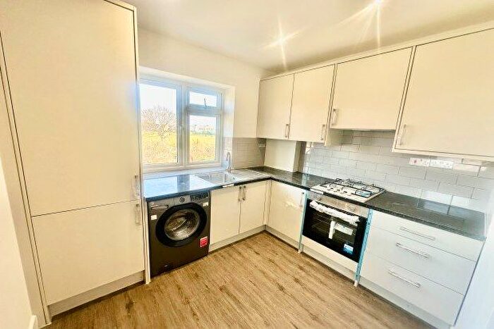 2 Bedroom Maisonette To Rent In Leyswood Drive, Ilford, IG2