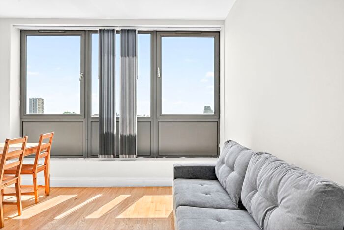 1 Bedroom Flat To Rent In Gallery Apartments, Commercial Road, Whitechapel, London, E1