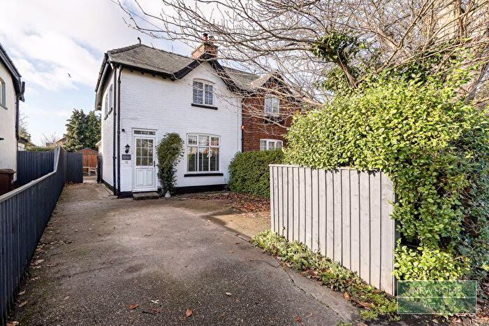 3 Bedroom Semi-Detached House For Sale In Waltham Road, Grimsby, DN33