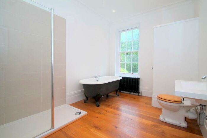 2 Bedroom Apartment To Rent In Bedroom First Floor Apartment In Caterham Valley, CR3