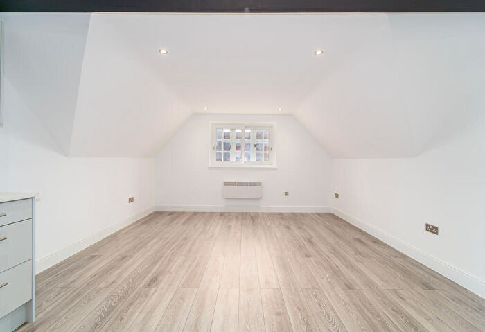 1 Bedroom Flat To Rent In Church Street, Walton-on-Thames, Surrey, KT12