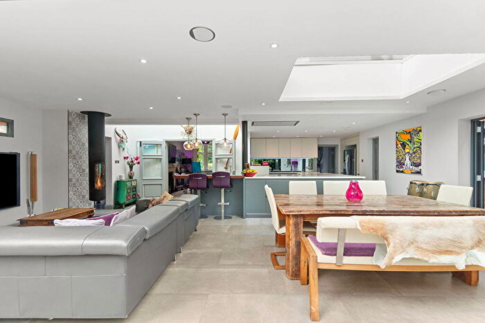 4 Bedroom Detached House To Rent In River Mount, Walton-on-Thames, KT12