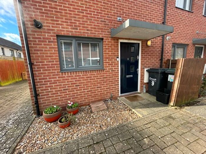 2 Bedroom Semi-Detached House To Rent In Falks Hill, Luton, LU2