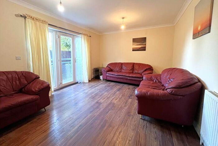 2 Bedroom Flat To Rent In Chertsey, Surrey, KT16