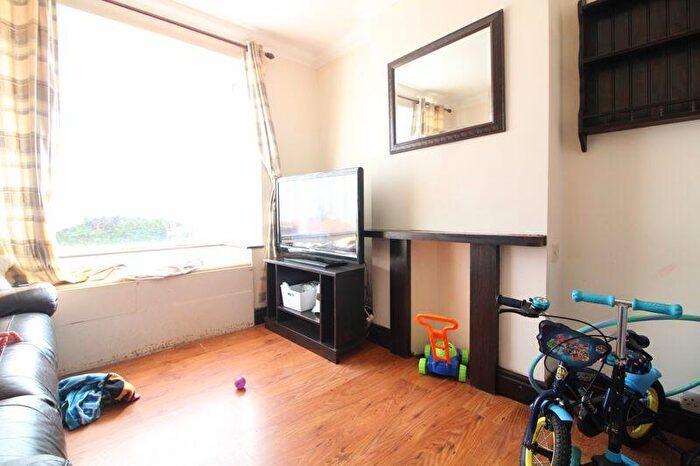 3 Bedroom Terraced House For Sale In Westmorland Avenue, Luton, LU3