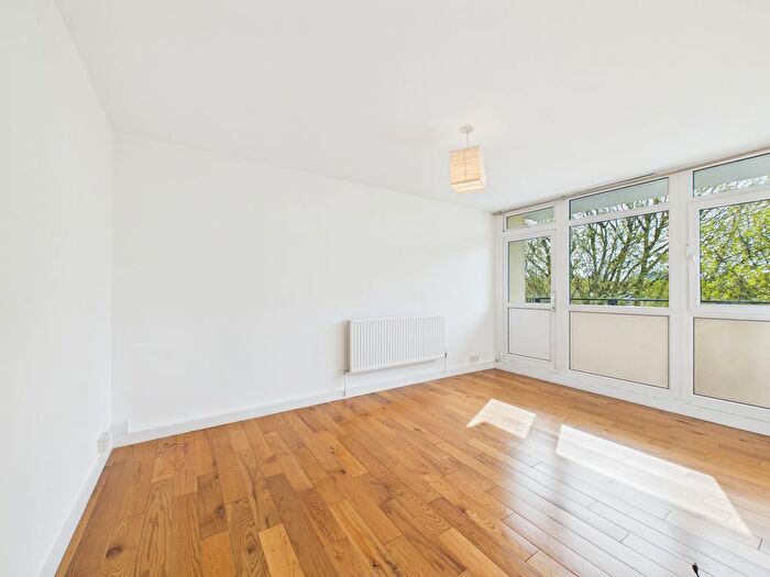 2 Bedroom Flat To Rent In Chambord Street, London, E2
