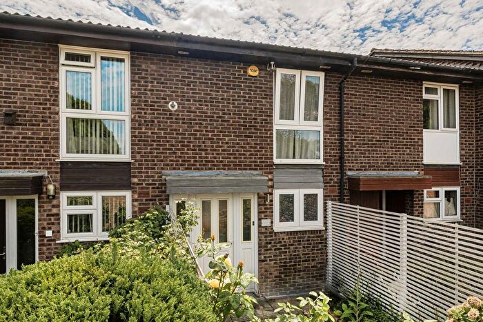 2 Bedroom Property To Rent In Denning Close, Hampton, TW12