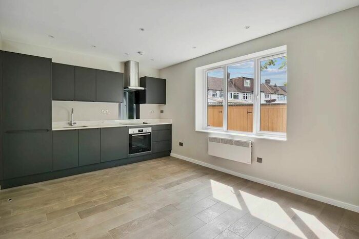 1 Bedroom Flat To Rent In Links Avenue, Morden, SM4