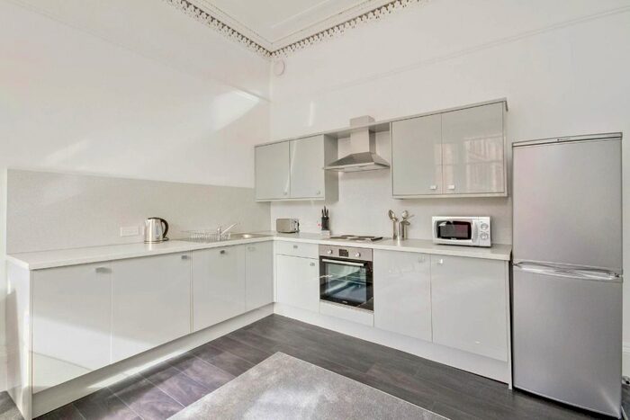 4 Bedroom Flat To Rent In Byres Road, Hillhead, Glasgow, G12