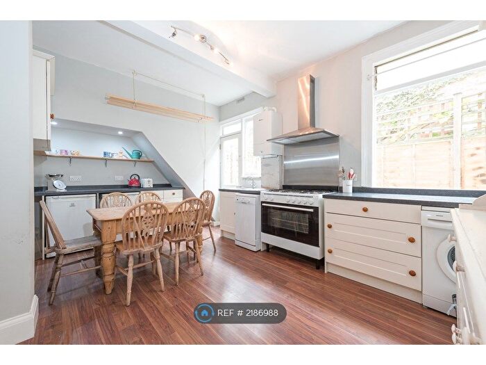 3 Bedroom Flat To Rent In Rastell Avenue, London, SW2