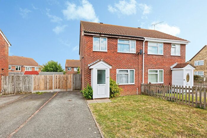 3 Bedroom Semi-Detached House For Sale In Derwent Way, Aylesham, Canterbury, CT3