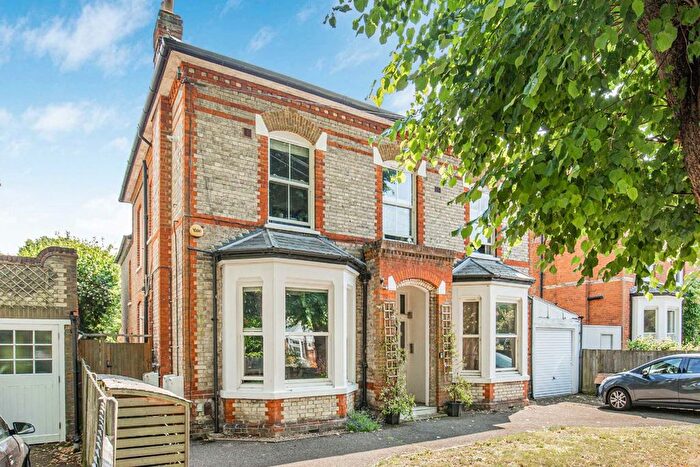 2 Bedroom Flat For Sale In Teddington Park Road, Teddington, TW11