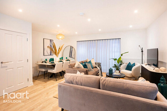 3 Bedroom Semi-Detached House For Sale In Ghyllgrove Place, Basildon, SS14