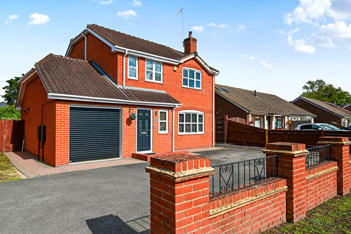 4 Bedroom Detached House For Sale In Frogmore Road, Blackwater, GU17