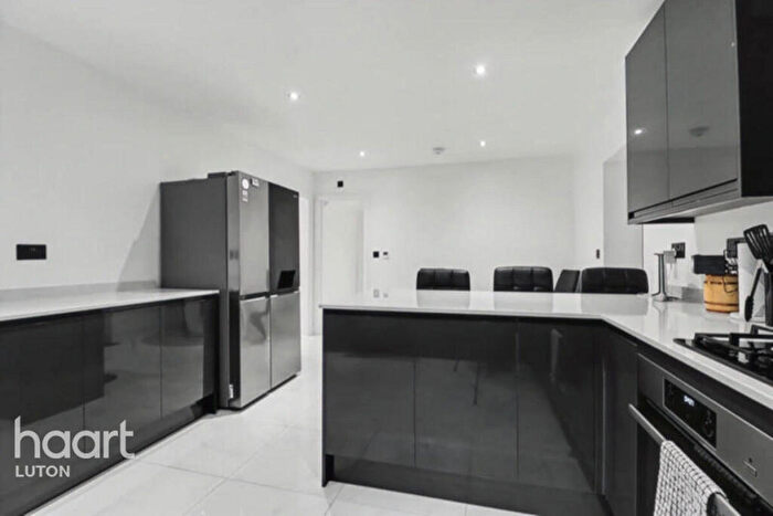 5 Bedroom Semi Detached House For Sale In Knoll Rise, Luton, LU2