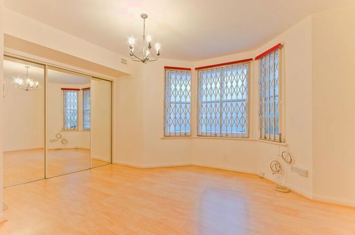 1 Bedroom Flat For Sale In Sinclair Gardens, London, W14