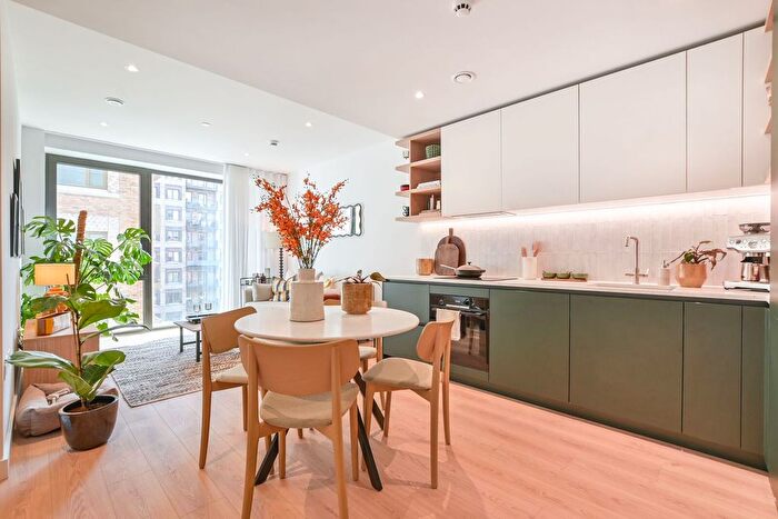 Maisonette To Rent In The Maple, Hampstead, London, NW2