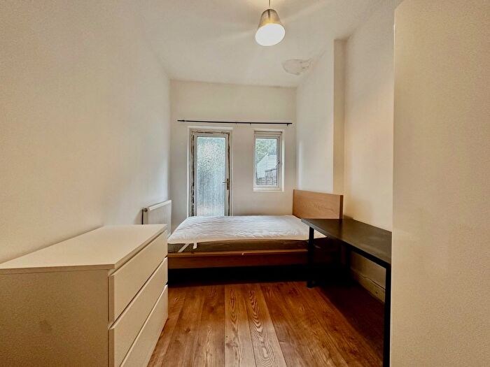 2 Bedroom Flat To Rent In South Lambeth Road, SW8