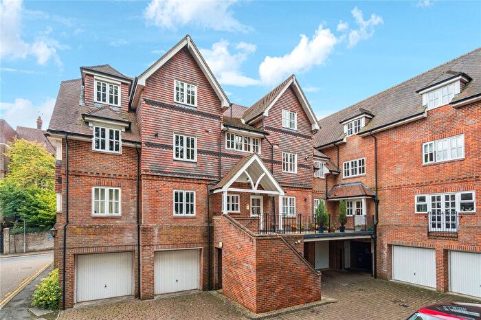 2 Bedroom Flat For Sale In Chesham Road, Berkhamsted, Hertfordshire, HP4