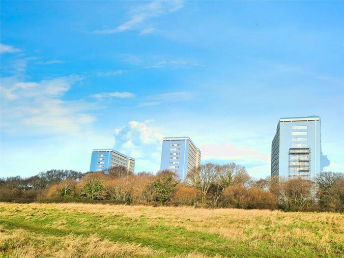 2 Bedroom Flat To Rent In International Way, Southampton, Hampshire, SO19