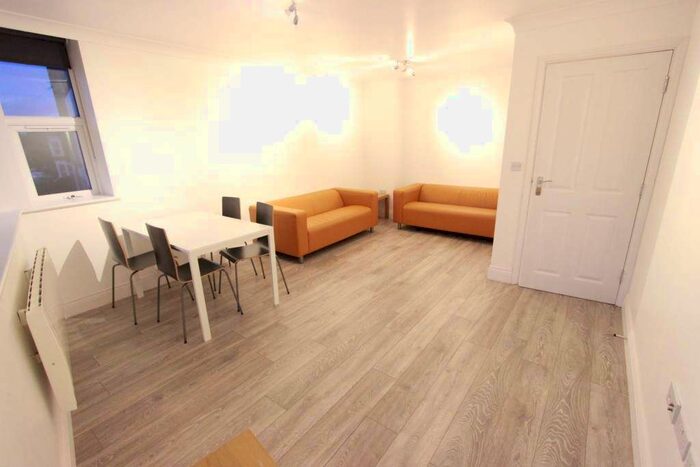 2 Bedroom Flat To Rent In High Road, London, N12