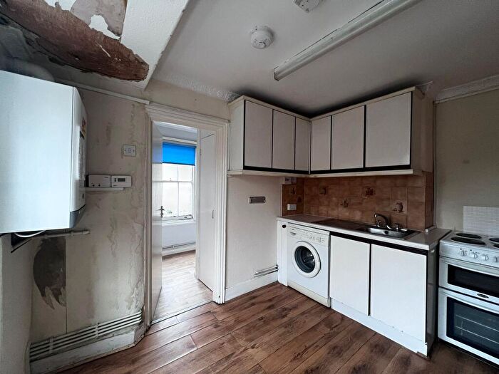 1 Bedroom Flat For Sale In First Floor Flat, Grayshott Road, Battersea, London, SW11