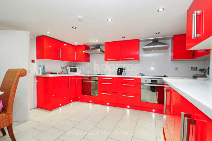 10 Bedroom House To Rent In Kirkstall Lane, Leeds, LS6