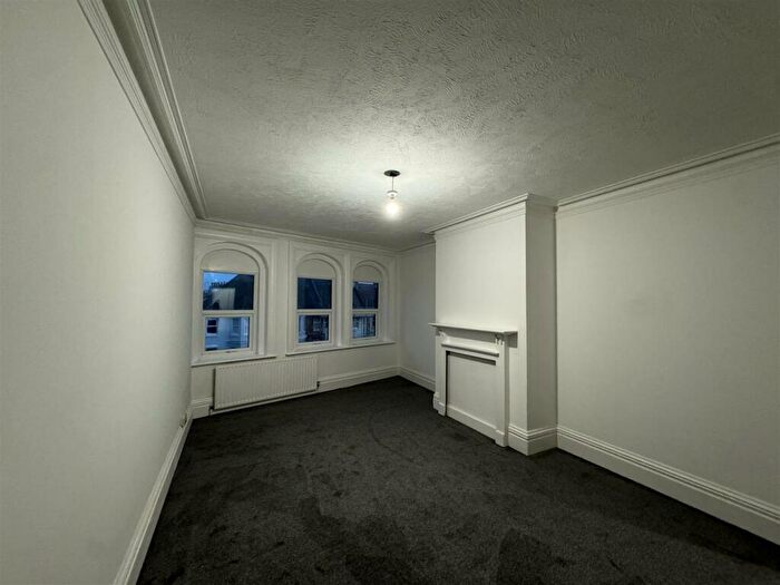 2 Bedroom Flat To Rent In Available Now!, BN22