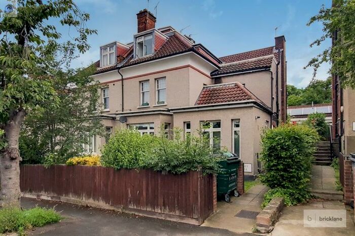 2 Bedroom Flat To Rent In Spinney Lodge, Montalt Road, Woodford Green, IG8