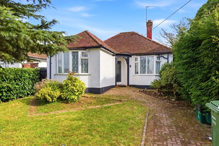 2 Bedroom Bungalow For Sale In Mount Drive, Park Street, St. Albans, Hertfordshire, AL2