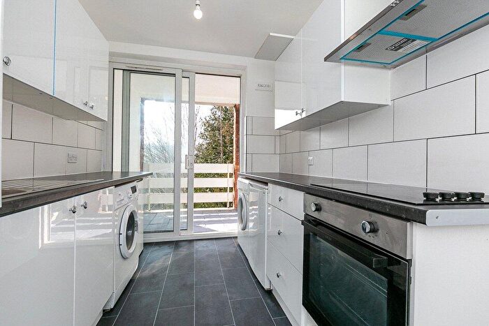 2 Bedroom Apartment For Sale In The Pines, Purley, Surrey, CR8