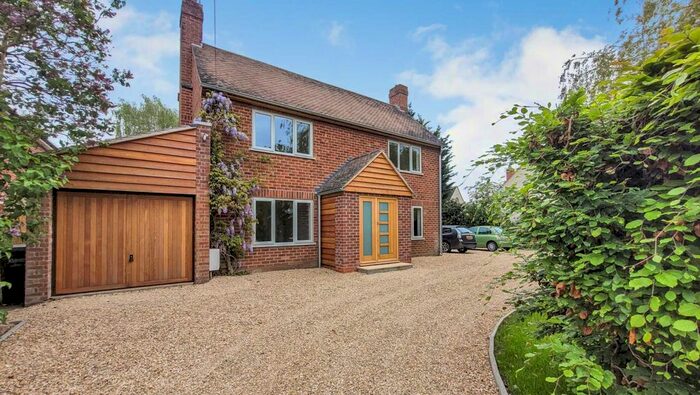 4 Bedroom Detached House For Sale In Tewkesbury Road, Eckington, Worcestershire, WR10