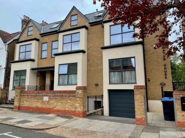 3 Bedroom Flat To Rent In Rosewater House, Palmers Green, N13