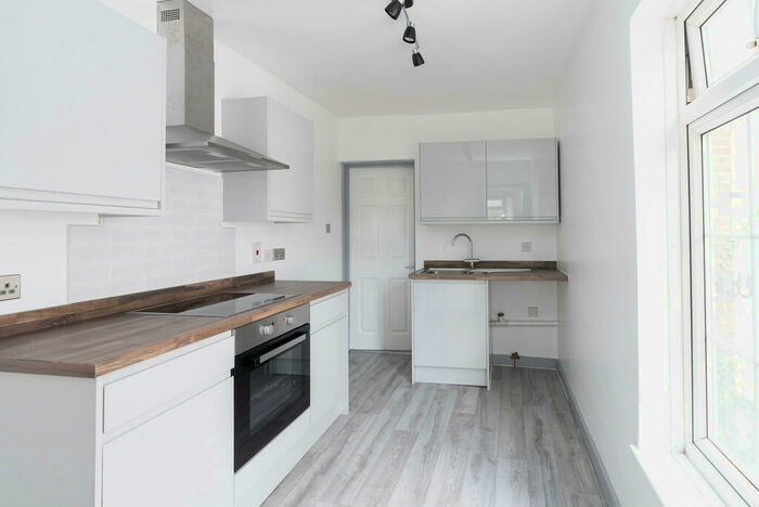 1 Bedroom Flat To Rent In Falkland Road, Dorking, RH4