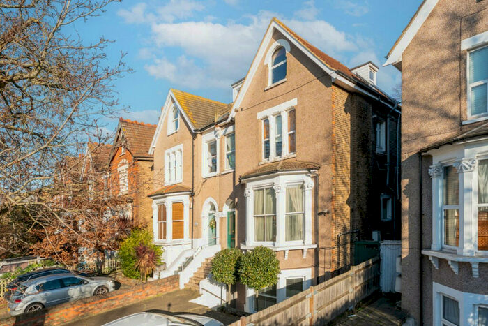 2 Bedroom Apartment To Rent In Bedford Hill, London, SW12