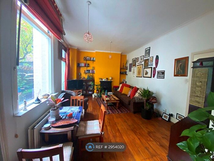2 Bedroom Flat To Rent In Manor Road, Beckenham, BR3