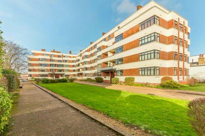 2 Bedroom Flat To Rent In The Crescent, Surbiton, KT6