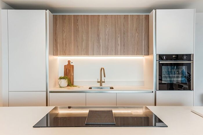 2 Bedroom Flat For Sale In Kingsway, Hove, BN3