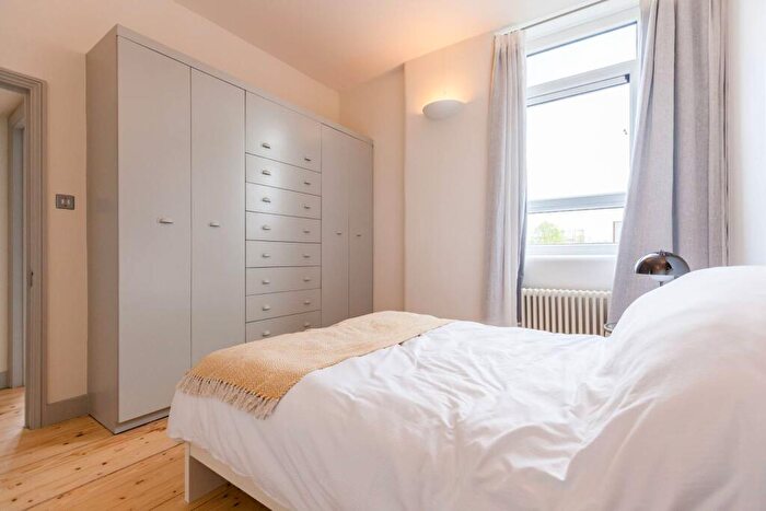 2 Bedroom Flat To Rent In Bethnal Green Road, Bethnal Green, London, E2