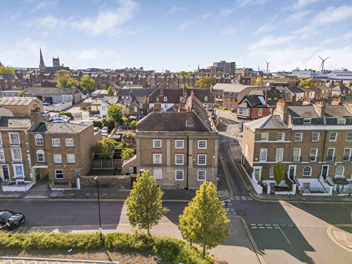 3 Bedroom End Of Terrace House For Sale In East Terrace, Gravesend, DA12