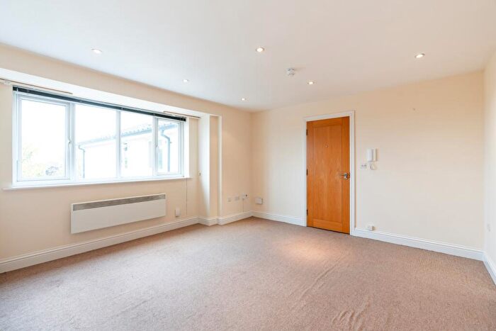 2 Bedroom Apartment To Rent In Moorland Close, Witney, OX28