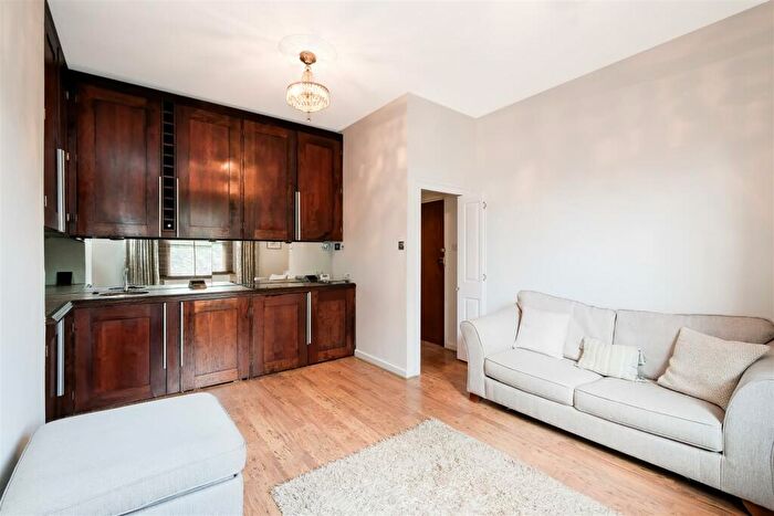 1 Bedroom Flat For Sale In Hermon Hill, Wanstead, E11