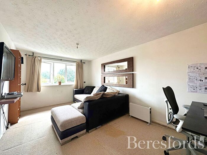 1 Bedroom Flat For Sale In Latimer Drive, Hornchurch, RM12