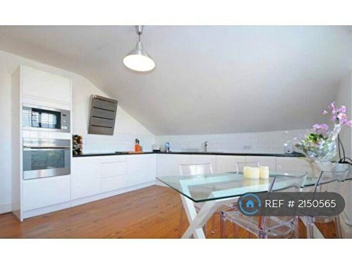 3 Bedroom Flat To Rent In Cambridge Drive, London, SE12