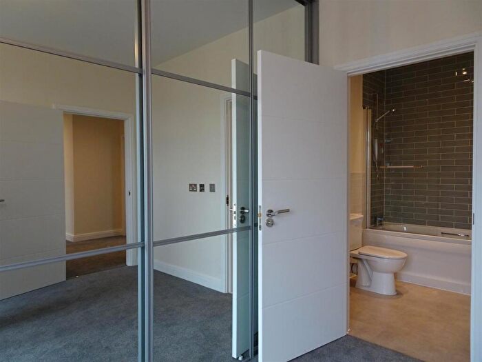 2 Bedroom Flat To Rent In Abbotsbury Court Rumbush Lane Dickens Heath, B90